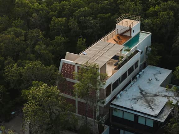 Perfect for 10 Guests w/ Rooftop & Jungle Views - Image 5