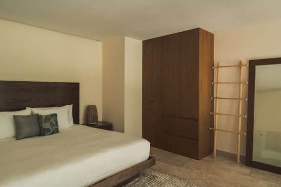 Luxury Loft w/ Pools, Gym, Rooftop Panoramic Views - Image 2