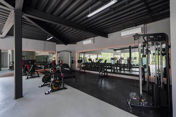 Luxury Loft w/ Pools, Gym, Rooftop Panoramic Views - Image 5